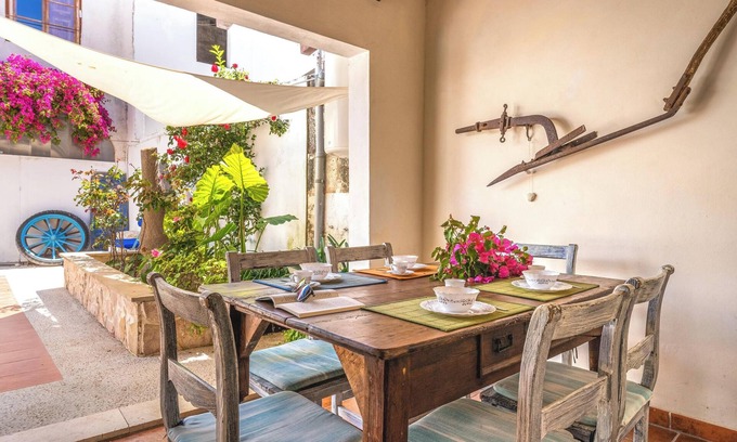 Sa Pobla House | Holiday Home Ca Sa Cristeta de Sescola with Pool, Wi-Fi, Terrace and Garden