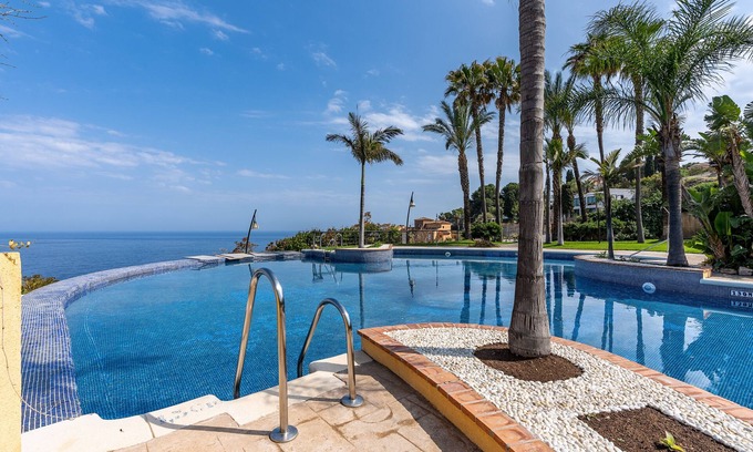 Velilla-Taramay House | Holiday Home 'Casa Encontrada' with Shared Pool & Wi-Fi