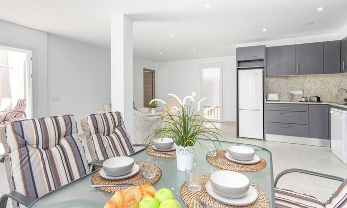 Empuriabrava House | Holiday Home "Casa Renovada centro empuriabrava" with Terrace & Wi-Fi