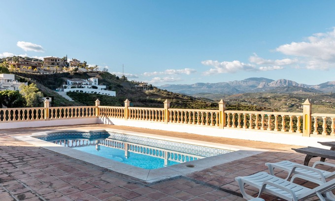 Vinuela House | Holiday Home 'Casa Maria' with Lake View, Private Pool and Wi-Fi
