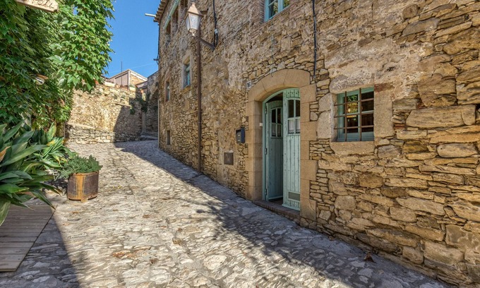 Peratallada House | Holiday Home 'Casa Peratallada' with Wi-Fi and Air Conditioning