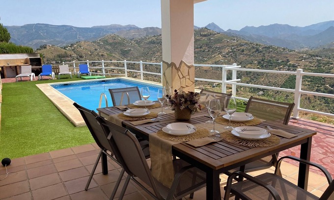 Sayalonga House | Holiday Home 'Casa Rural La Verónica' with Mountain View, Wi-Fi and Air Conditioning