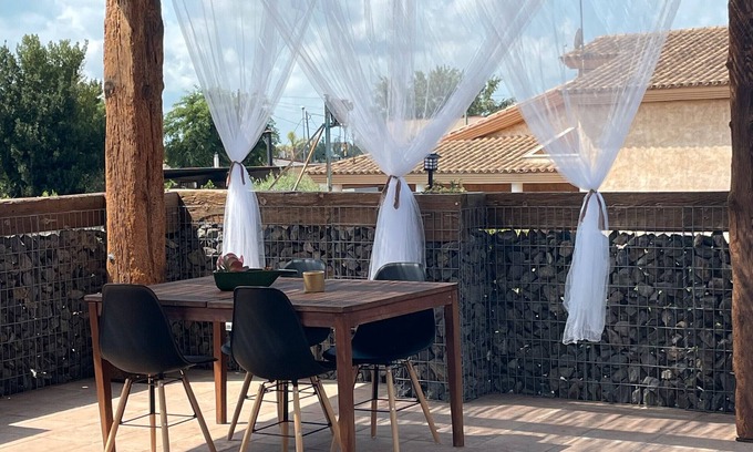 Deltebre House | Holiday Home Casa rural Maño with Shared Pool and Garden