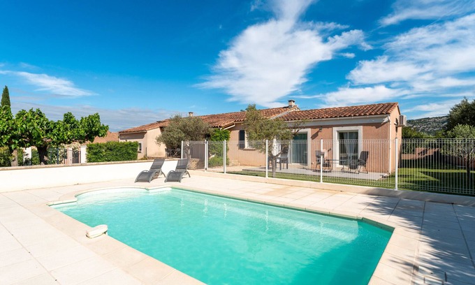 Aubignan House | Holiday Home 'Céline' with Private Pool, Wi-Fi and Air Conditioning