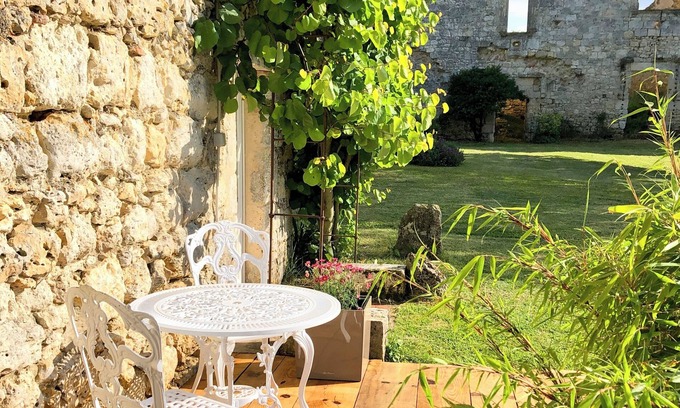 Cumont House | Holiday Home 'Château Des Fours' with Private Terrace, Shared Garden and Wi-Fi