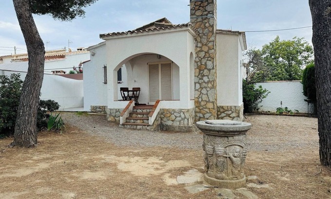 L'Escala House | Holiday Home 'El Pozo - 400m from Riells Beach' with Terrace, Garden and Balcony
