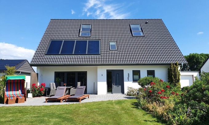 Pellworm House | Holiday Home 'Ferienhaus Meerblick' with Sea View, Private Terrace and Wi-Fi
