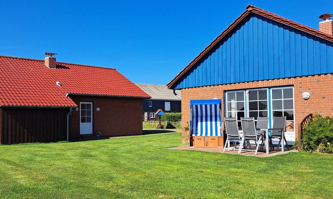 Pellworm House | Holiday Home 'Ferienhaus Wellengang' with Shared Garden and Wi-Fi