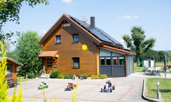 Christanz House | Holiday Home 'Ferienholzhaus Füßmann' with Mountain View, Private Terrace and Wi-Fi