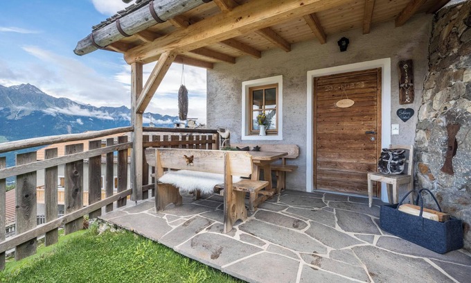 Lagundo House | Holiday Home “Fichtnhittl” with Mountain View, Wi-Fi, Balcony, Terrace & Garden