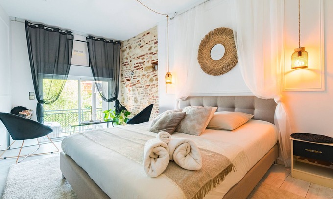 Villeneuve-sur-Lot House | Holiday Home 'Villa Nueva' with Lake View, Private Terrace and Wi-Fi