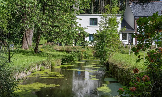 Plelo House | Holiday Home 'Gîte Entre Forêt Et Rivière' with Private Garden, Balneo and Wi-Fi