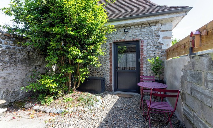 Mont House | Holiday Home 'Gîte les Charmilles' with Private Terrace, Private Garden and Wi-Fi