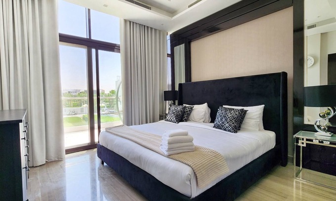 Dubai Villa | Holiday Home Golf Villa Dubai | 4 Bedrooms Ensuite Family Rooms | SHARED KITCHEN