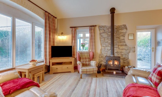 Tyn-y-Gongl House | Holiday Home Hafoty by Interhome