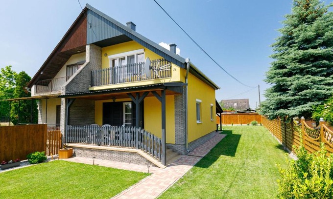 Balatonkeresztur House | Holiday Home Hibiscus by Interhome