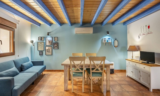 La Zubia House | Holiday Home 'Higuera's Home' with Balcony, Wi-Fi and Air Conditioning