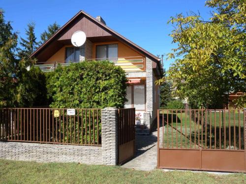 Balatonkeresztur House | Holiday home in Balatonmariafürdo 19321