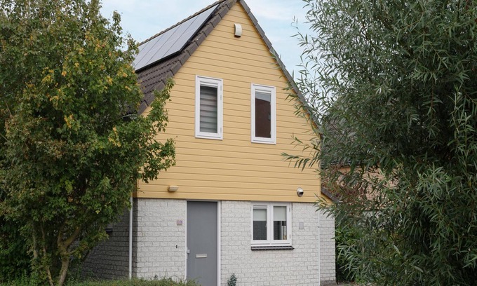 Wemeldinge House | Holiday Home in Quiet Park with Garden