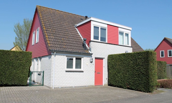 Wemeldinge House | Holiday Home in Zeeland with Garden