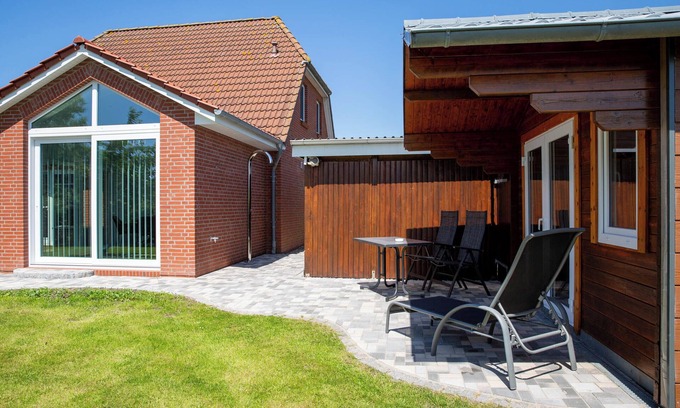 Pellworm House | Holiday Home 'Kleine Liebe' with Private Terrace, Private Garden and Wi-Fi