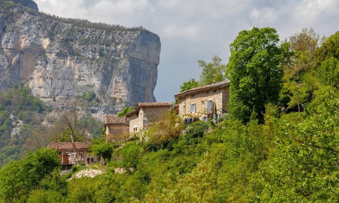 Choranche House | Holiday Home 'L' Echappée En Vercors' with Lake View, Private Terrace and Wi-Fi