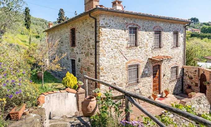 Corsanico House | Holiday Home "La pace in Toscana" with Wi-Fi & Garden