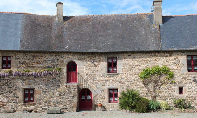 Baguer-Pican House | Holiday Home 'La Maison Bienvenüe' with Private Garden and Wi-Fi