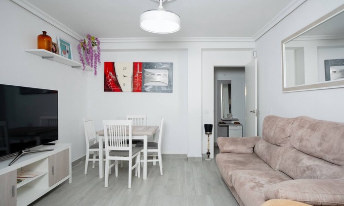 Distrito Sur House | Holiday Home 'La Oliva Well Connected' with Balcony and Air Conditioning