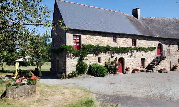 Baguer-Pican House | Holiday Home 'Le Logis d'Aliénor' with Private Garden and Wi-Fi
