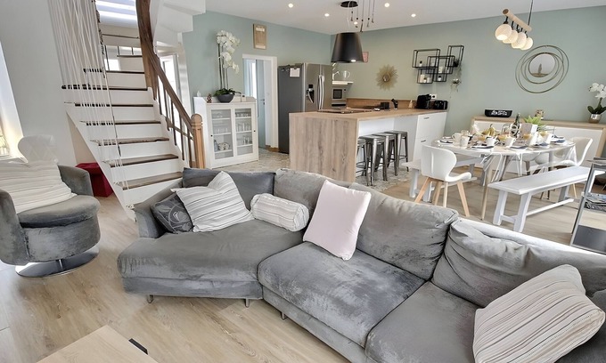 Matignon House | Holiday Home 'Les Hirondelles' with Private Terrace and Wi-Fi