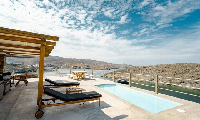 Kithnos House | Holiday Home 'Luxury Suite Kythnos E' with Sea View, Wi-Fi and Air Conditioning