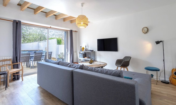 Plozevet House | Holiday Home 'Maison 12pers 3kms De La Plage' with Private Pool, Private Terrace and Wi-Fi