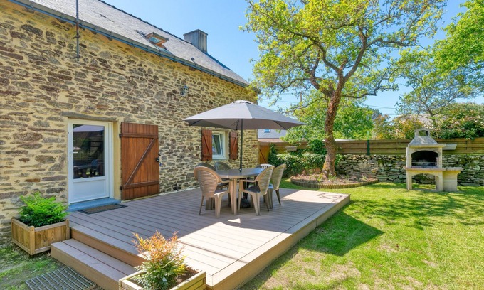 Ferel House | Holiday Home 'Maison Avec Grand Jardin' with Private Terrace, Private Garden and Wi-Fi