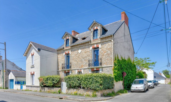 Le Croisic House | Holiday Home 'Maison Albizia' with Private Terrace, Private Garden and Wi-Fi