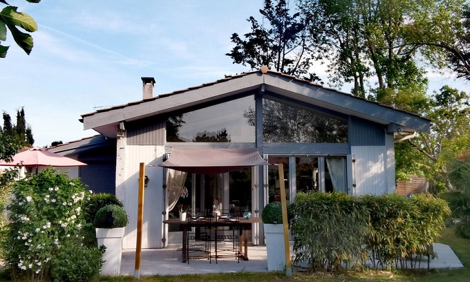 La Teste-de-Buch House | Holiday Home 'Nathou' with Private Terrace, Shared Garden and Wi-Fi
