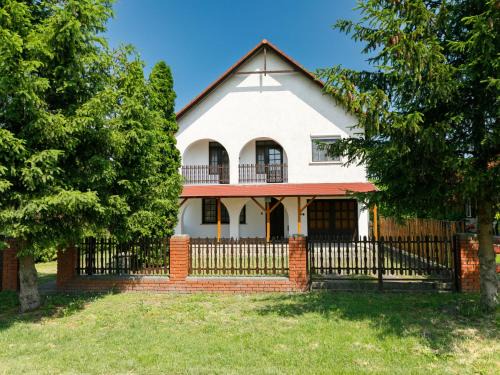 Balatonfenyves House | Holiday Home Nimrod by Interhome