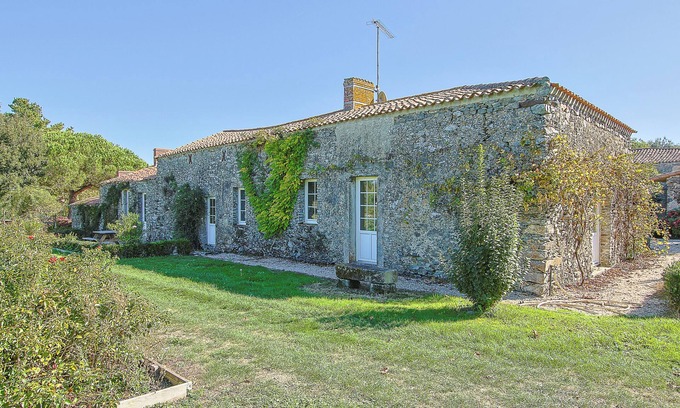 Landevieille House | Holiday Home 'Petite Roblinière 10min Plage' with Private Terrace, Shared Garden and Wi-Fi
