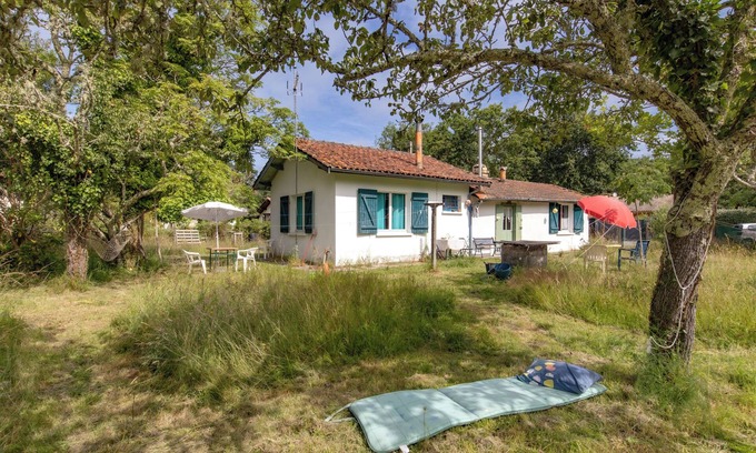 Hourtin House | Holiday home 'Petite Maison de Pays' with Shared Garden