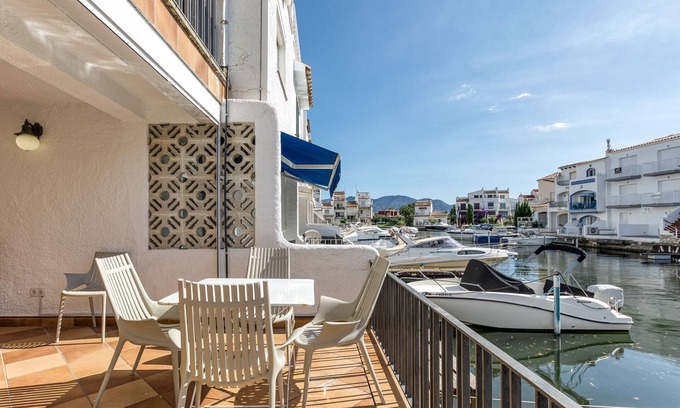 Empuriabrava House | Holiday Home 'Port Empúries' with Sea View, Private Pool and Air Conditioning