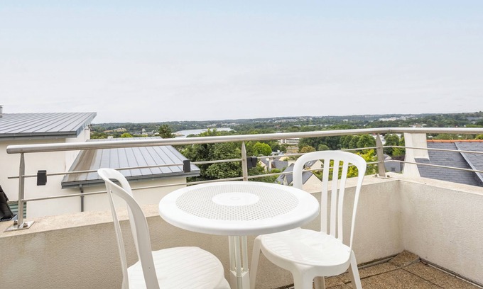 Quimper House | Holiday Home 'Proche De Tout' with Private Terrace, Private Garden and Wi-Fi
