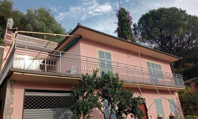 Sestri Levante Apartment | Holiday Home 'Roses House' with Mountain View, Wi-Fi and Air Conditioning