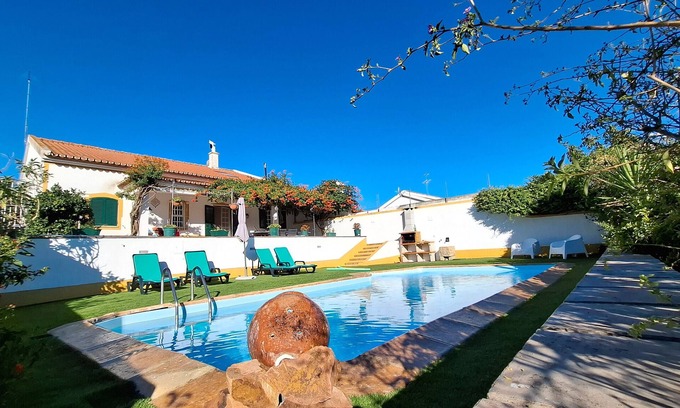 Alcacovas House | Holiday Home 'Rota Do Viajante' with Private Pool, Wi-Fi and Air Conditioning