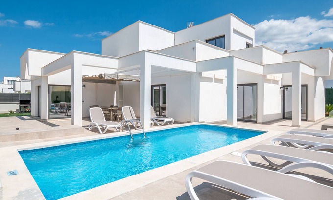 Can Picafort House | Holiday Home 'Sam 3' with Private Pool, Wi-Fi and Air Conditioning