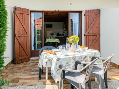 Mimizan-Plage House | Holiday Home Sicard-4 by Interhome