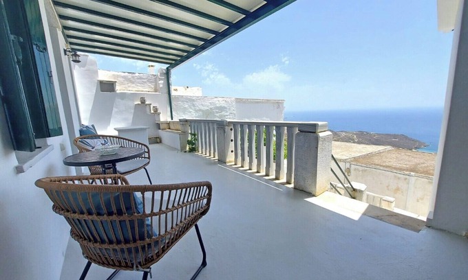 Kardiani House | Holiday Home 'The Vine House In Kardiani' with Private Terrace, Wi-Fi and Air Conditioning