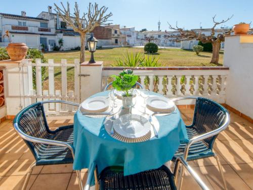 Castello d'Empuries House | Holiday Home Triangulo by Interhome