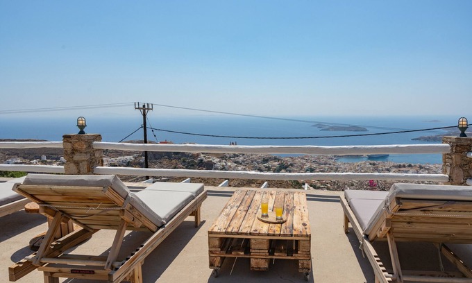 Syros House | Holiday Home "Uppolis House" with Sea View, Balcony & Wi-Fi