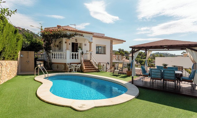 Lloret de Mar House | Holiday Home 'Villa Maria' close to the Sea with Pool & Wi-Fi
