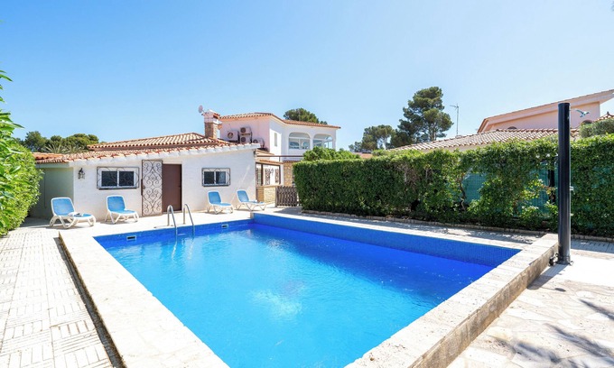 Miami Platja House | Holiday Home 'Villa Cristal' with Sea View, Wi-Fi and Air Conditioning